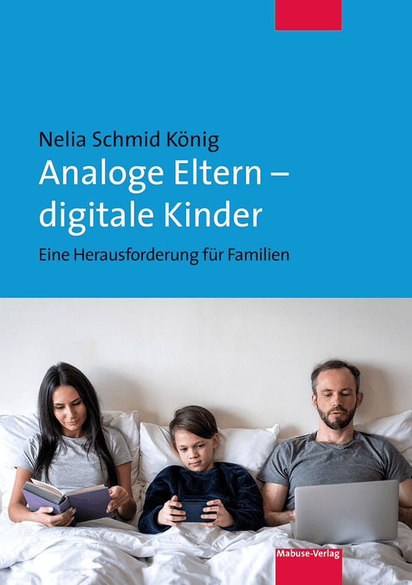 eine Familie im Bett mit Buch, Smartphone und Tablet