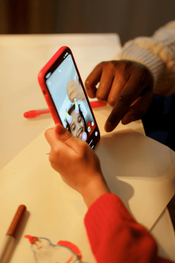 ein Kind tippt auf ein Smartphone
