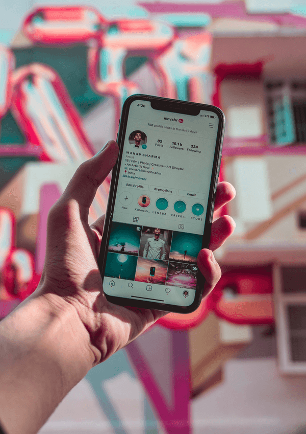 ein Smartphone zeigt ein Social Media-Profil