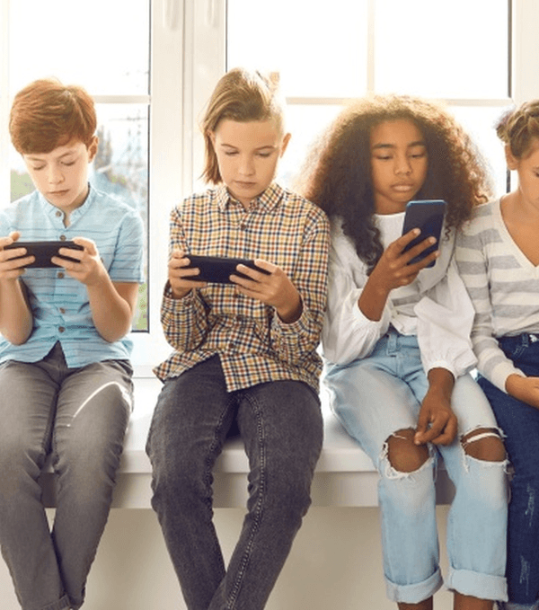 Kinder schauen auf ihr Smartphone