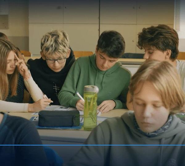 eine Schulklasse arbeitet am Tisch