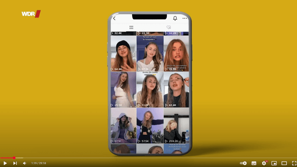ein Smartphone zeigt ein Social Media-Profil